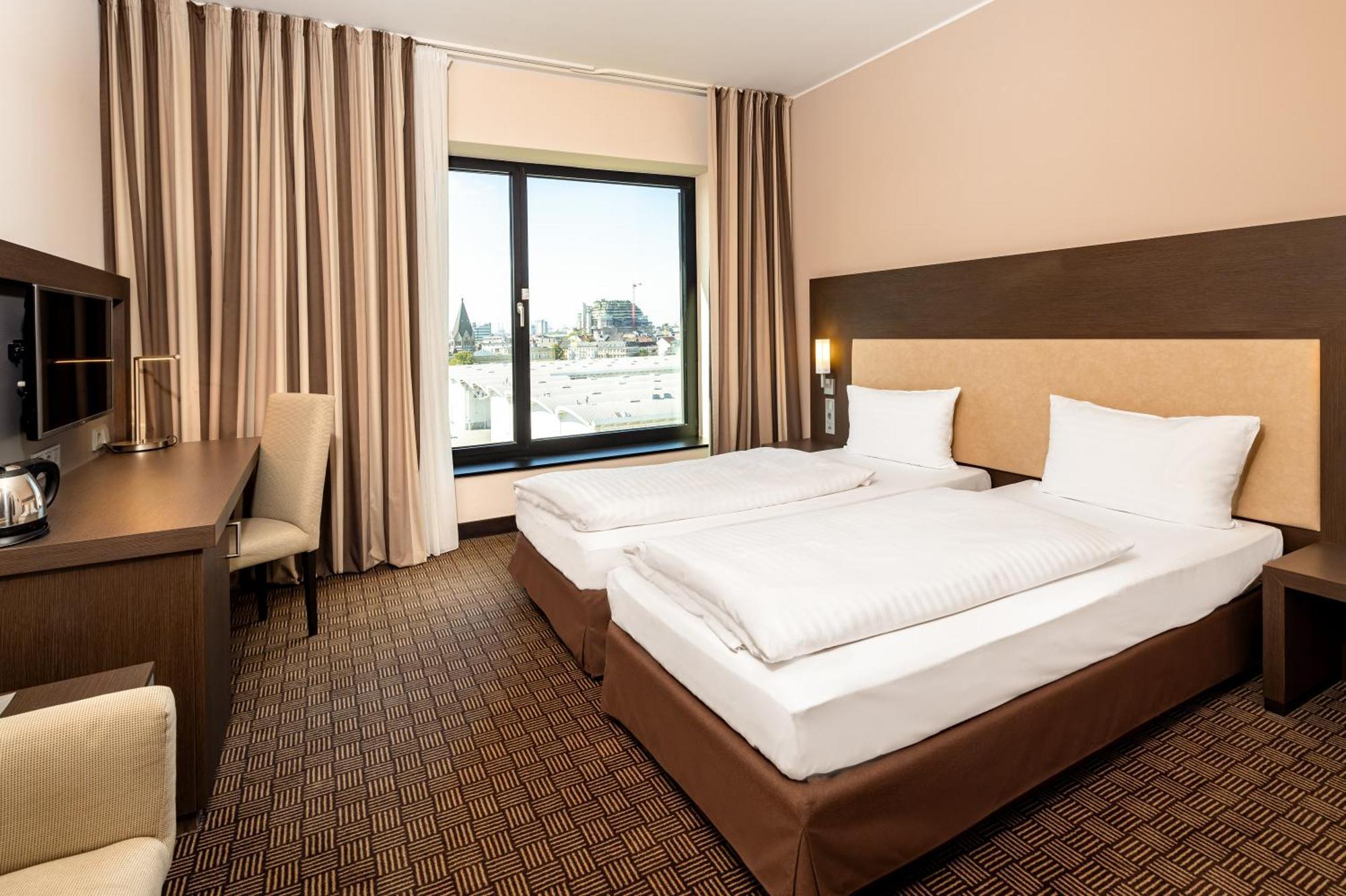Intercityhotel Hamburg Dammtor-Messe Exterior photo
